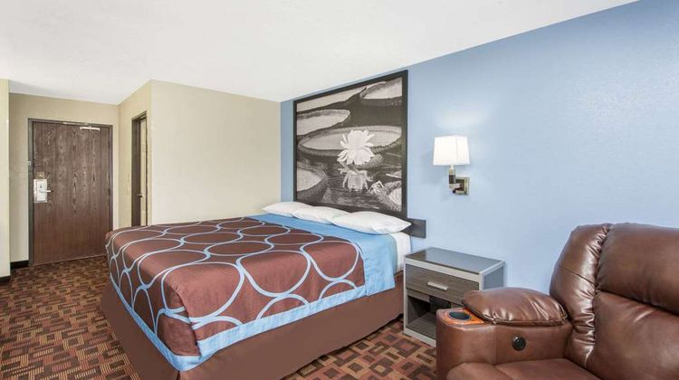 Super 8 Moberly Room