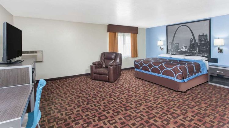 Super 8 Moberly Suite
