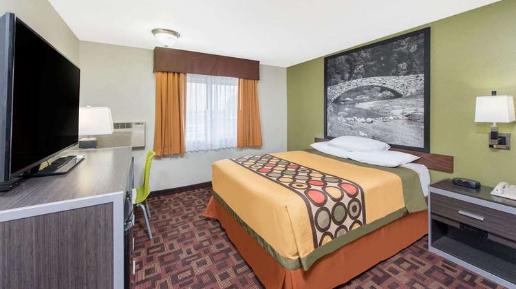 Super 8 Moberly Room