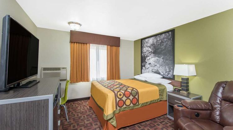 Super 8 Moberly Room