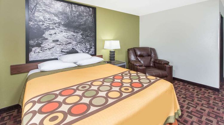 Super 8 Moberly Room