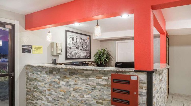 Super 8 Moberly Lobby