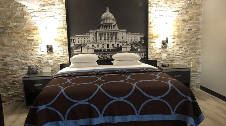 Super 8 Moberly Suite