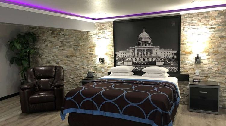 Super 8 Moberly Suite