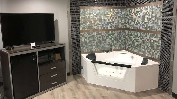Super 8 Moberly Suite