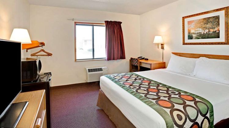 Super 8 Aberdeen East Room
