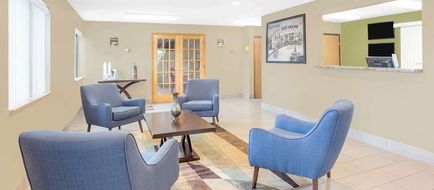 Super 8 East Moline Lobby
