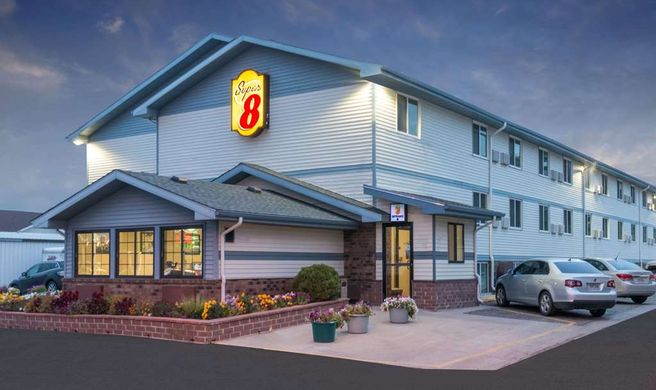 Super 8 Pierre SD Exterior