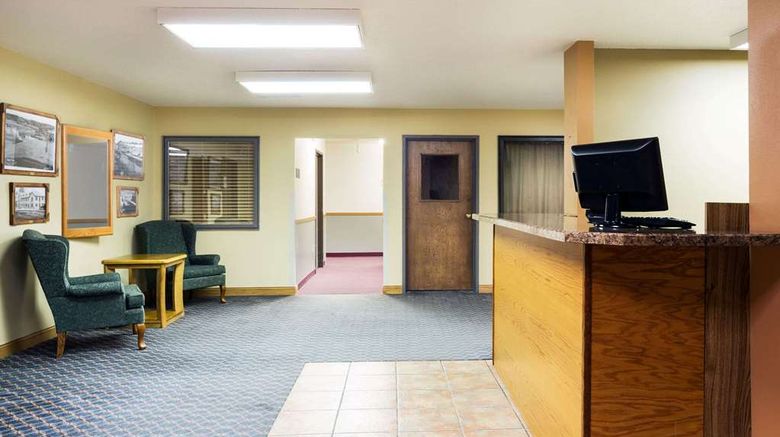 <b>Super 8 Hot Springs Lobby</b>. Images powered by <a href="https://iceportal.shijigroup.com/" title="IcePortal" target="_blank">IcePortal</a>.