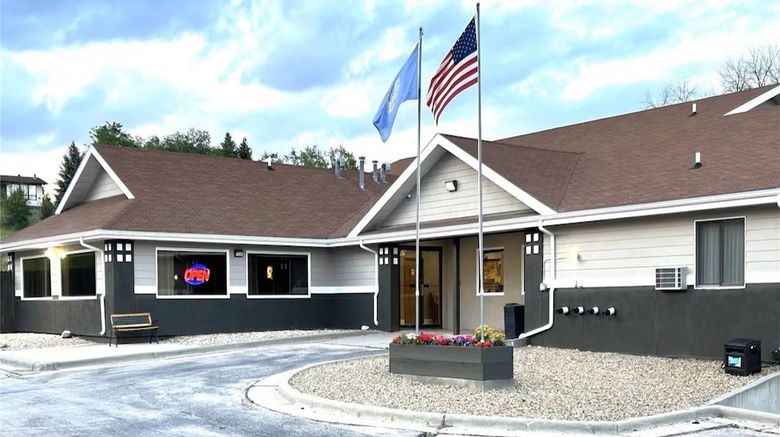 <b>Super 8 Hot Springs Exterior</b>. Images powered by <a href="https://iceportal.shijigroup.com/" title="IcePortal" target="_blank">IcePortal</a>.