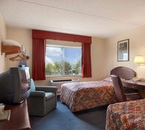 Super 8 Manchester Airport Room