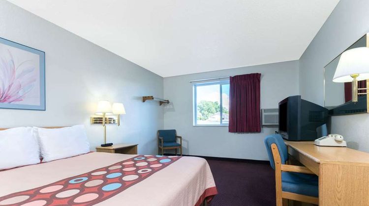 Super 8 Raton Room