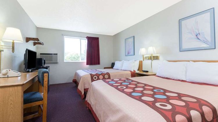 Super 8 Raton Room