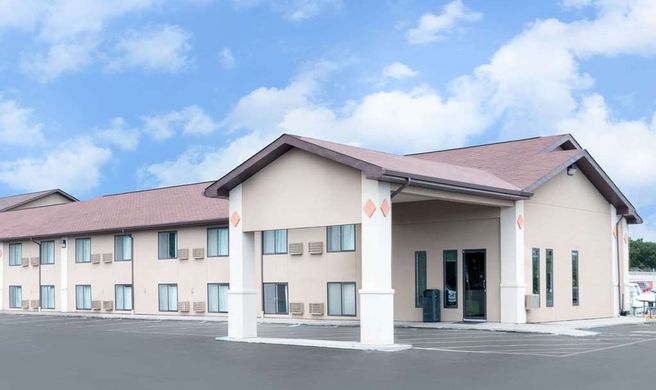 Super 8 Huron Exterior