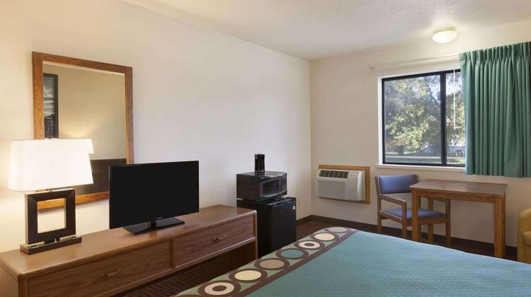 Super 8 Wall Room