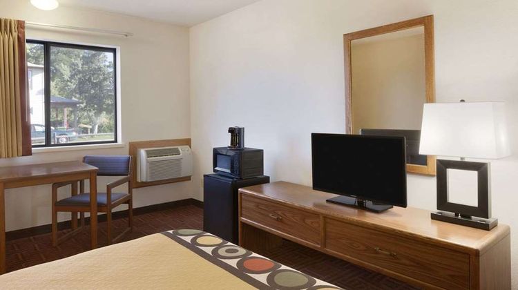 Super 8 Wall Room