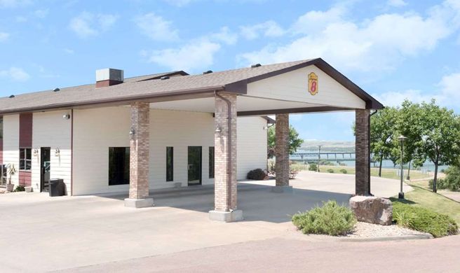 Super 8 Chamberlain Exterior