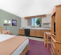 Super 8 Chamberlain Room