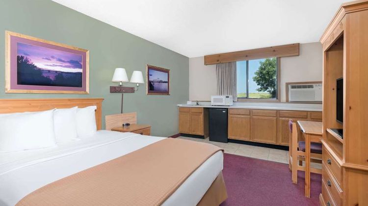 Super 8 Chamberlain Room