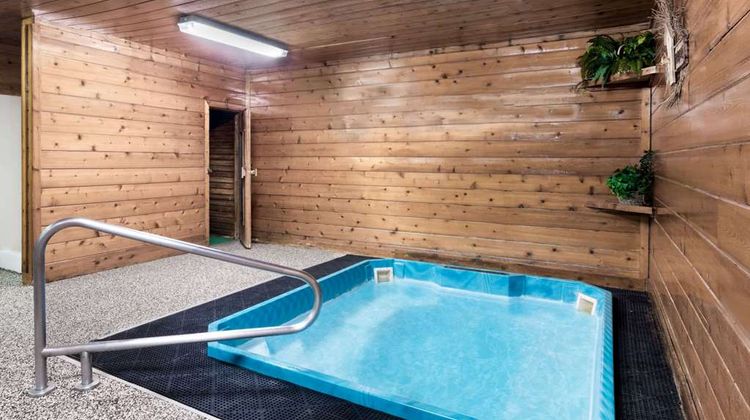 Super 8 Chamberlain Pool