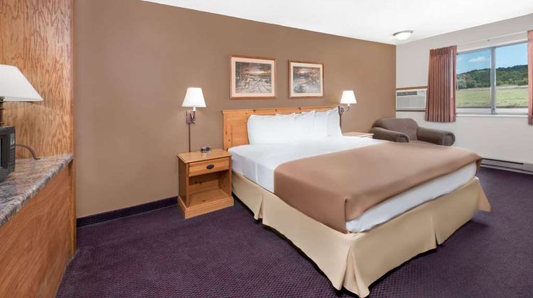 Super 8 Chamberlain Room