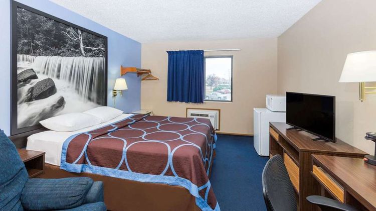 Super 8 Manhattan Room
