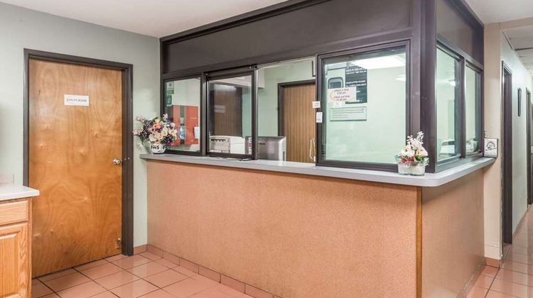 Super 8 O'Fallon /St. Louis Area Lobby