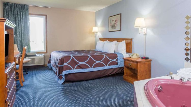Super 8 O'Fallon /St. Louis Area Suite