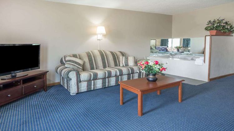 Super 8 O'Fallon /St. Louis Area Suite