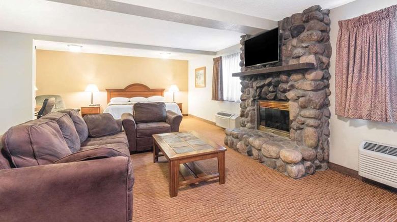 <b>Super 8 Bemidji Suite</b>. Images powered by <a href="https://iceportal.shijigroup.com/" title="IcePortal" target="_blank">IcePortal</a>.