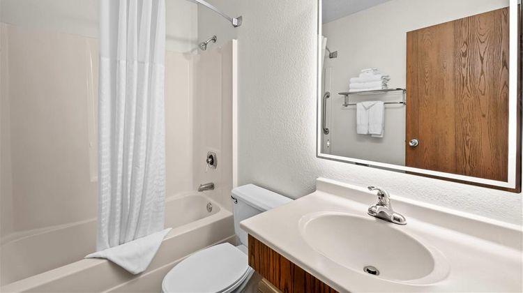Super 8 Alexandria Room