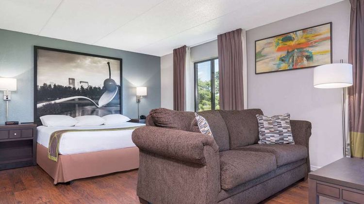 Super 8 Bloomington/Airport Suite