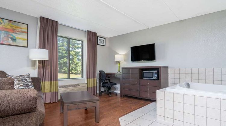 Super 8 Bloomington/Airport Suite