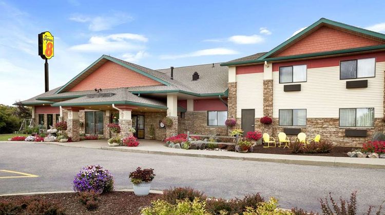 Super 8 Eveleth Exterior