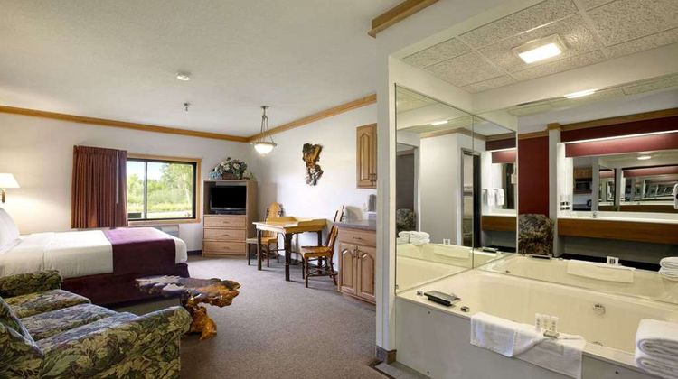 Super 8 Eveleth Suite