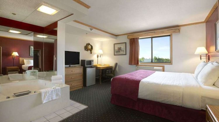 Super 8 Eveleth Suite