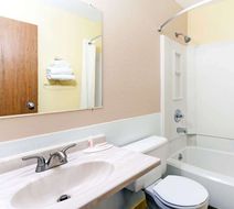 Super 8 Bath Hammondsport Area Room