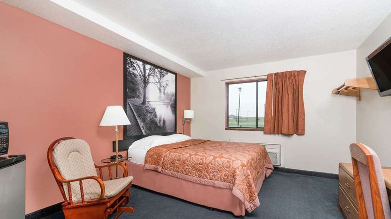 <b>Super 8 Perham Room</b>. Images powered by <a href="https://iceportal.shijigroup.com/" title="IcePortal" target="_blank">IcePortal</a>.