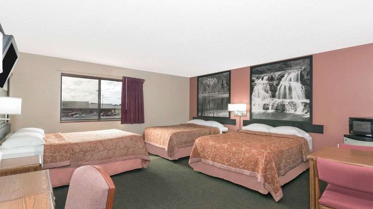 Super 8 Perham Suite