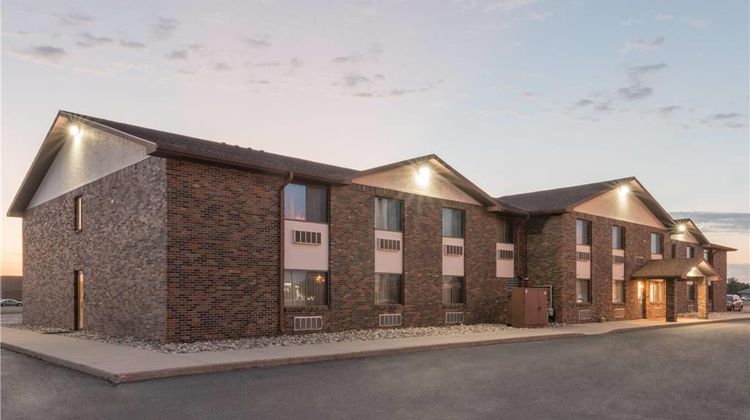 Super 8 Perham Exterior