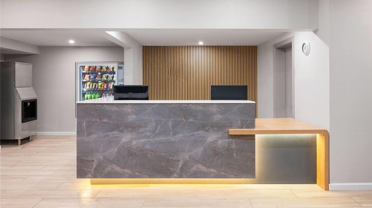 Super 8 Mankato Lobby