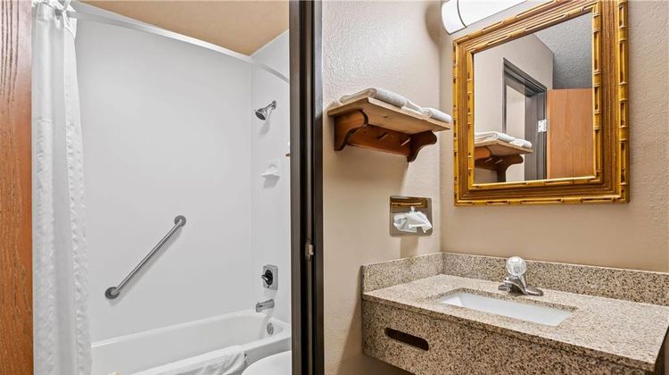Super 8 Blue Earth Suite