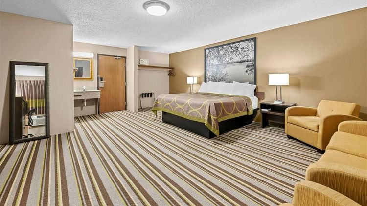 Super 8 Blue Earth Suite