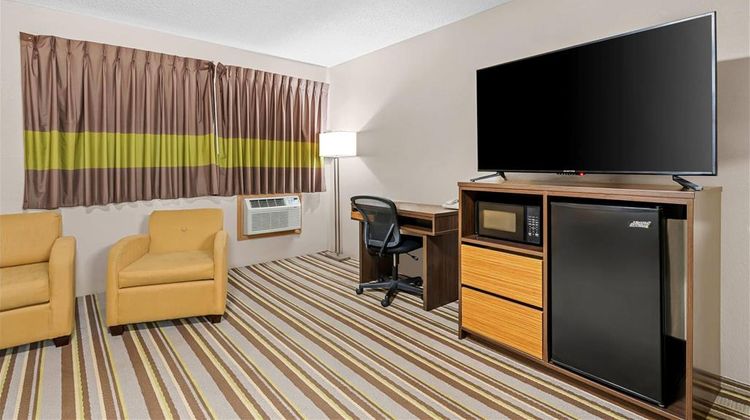 Super 8 Blue Earth Suite