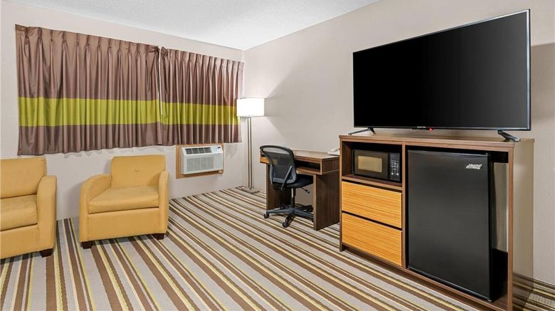 <b>Super 8 Blue Earth Suite</b>. Images powered by <a href="https://iceportal.shijigroup.com/" title="IcePortal" target="_blank">IcePortal</a>.