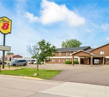 Super 8 Blue Earth Exterior