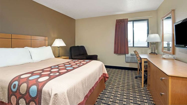 Super 8 Melrose Room