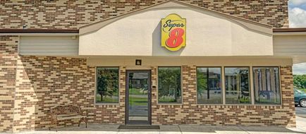 Super 8 Melrose Exterior
