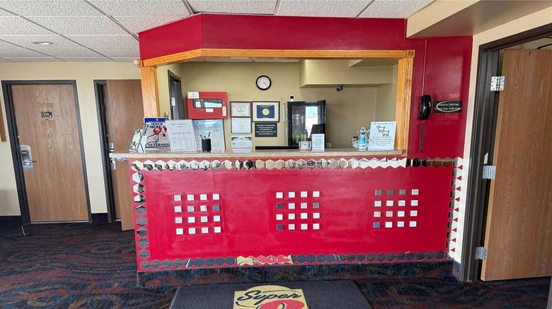 <b>Super 8 Melrose Lobby</b>. Images powered by <a href="https://iceportal.shijigroup.com/" title="IcePortal" target="_blank">IcePortal</a>.