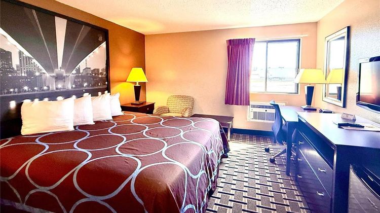 Super 8 Melrose Room